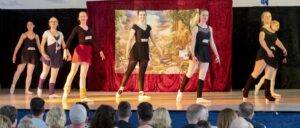 „Man war das lecker, aber kurz bevor wir unsere Speisen aufgegessen hatten, wurden die Köche doch etwas skurril und den Koffer haben wir auch immer noch. Laut der Karte müssen wir als nächstes zur Prüfung der Tanzschüler der Pariser Oper.“ bemerkt Margarethe.