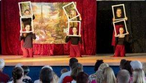 „Die haben sich bestimmt lange auf die Prüfung vorbereitet. Ich drücke allen die Daumen, dass sie in die Ballettkompanie aufgenommen werden! Leider haben wir dort auch nicht den Besitzer des Koffers gefunden. Ich habe gerade auf der Karte gesehen, dass auch noch eine Markierung beim Louvre-Museum gesetzt ist, dort findet zurzeit die Gemäldeausstellung „Die tanzenden Bilder“ statt“, lässt Margarethe die anderen wissen.